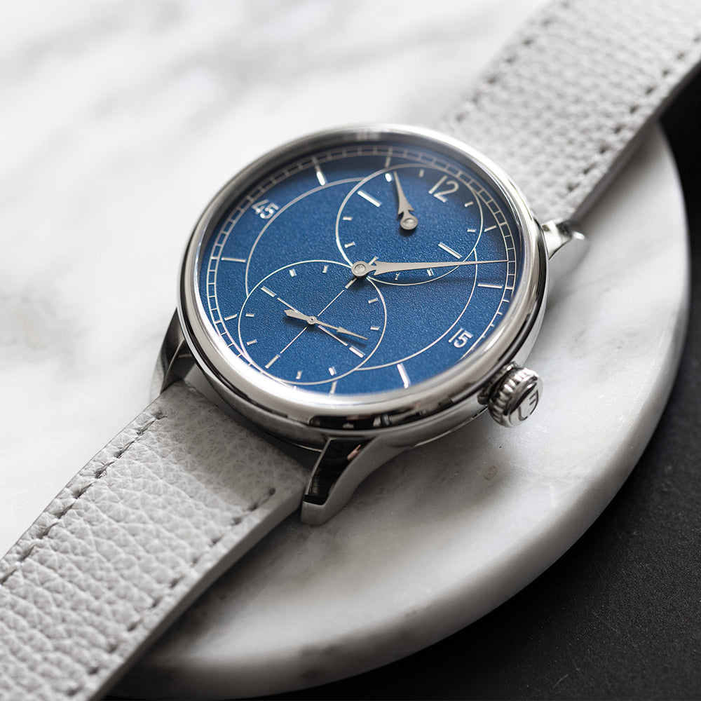 Le Régulateur Gravé Bleu 39mm - Blue on Leather Strap