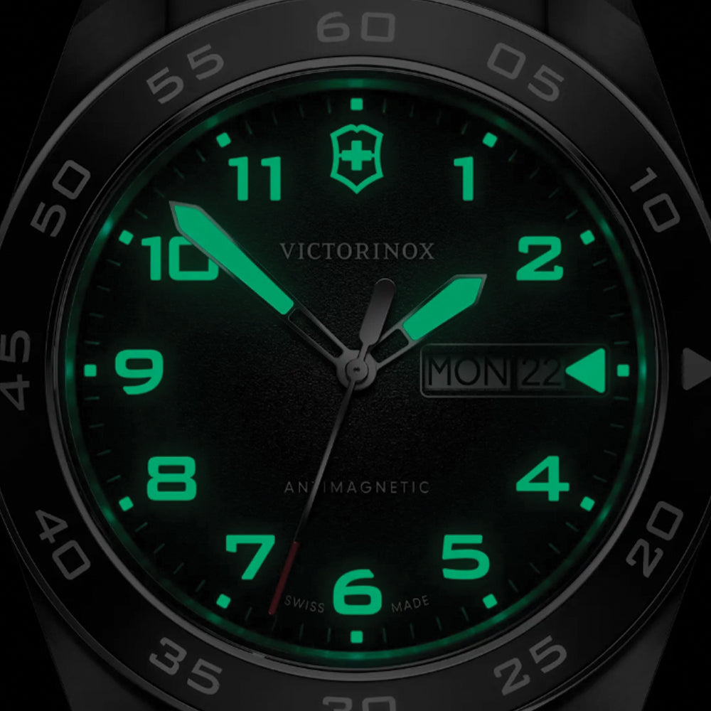 Swiss Army Quartz 42mm - Black on Bracelet