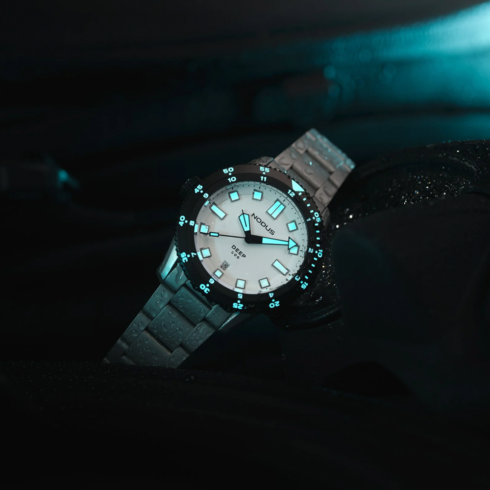 Deep Polar Destro 42mm - White on Bracelet