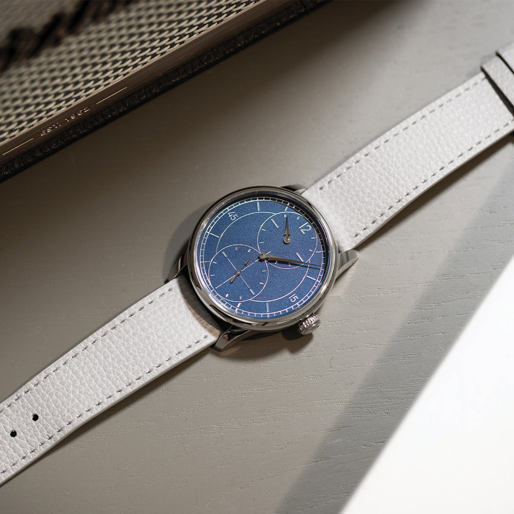Le Régulateur Gravé Bleu 39mm - Blue on Leather Strap