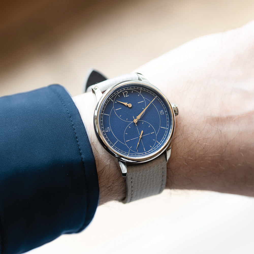 Le Régulateur Gravé Bleu 39mm - Blue on Leather Strap