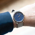 Le Régulateur Gravé Bleu 39mm - Blue on Leather Strap