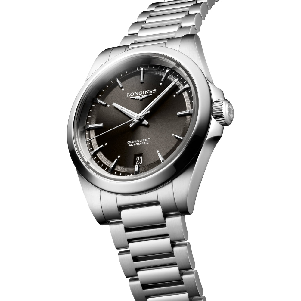 Conquest 38mm - Black on Bracelet