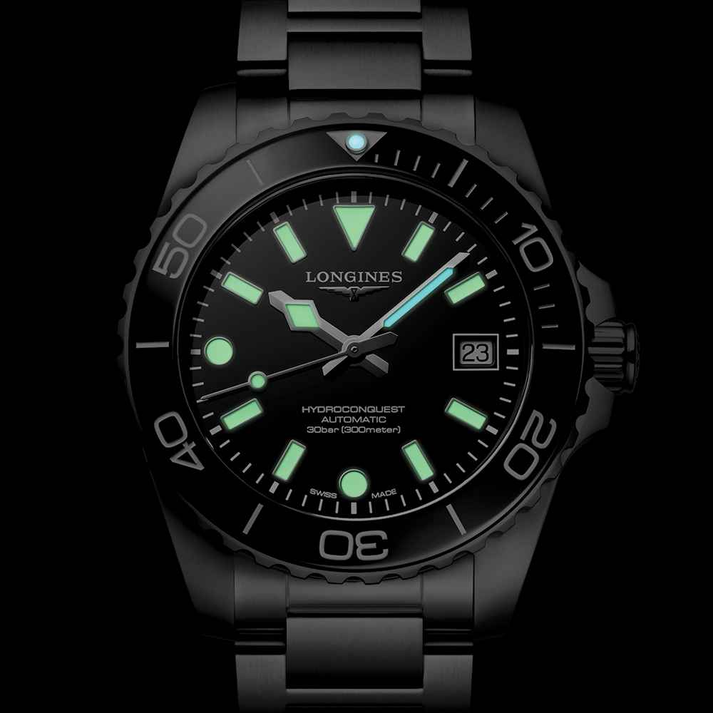 HydroConquest 39mm - Black on Bracelet