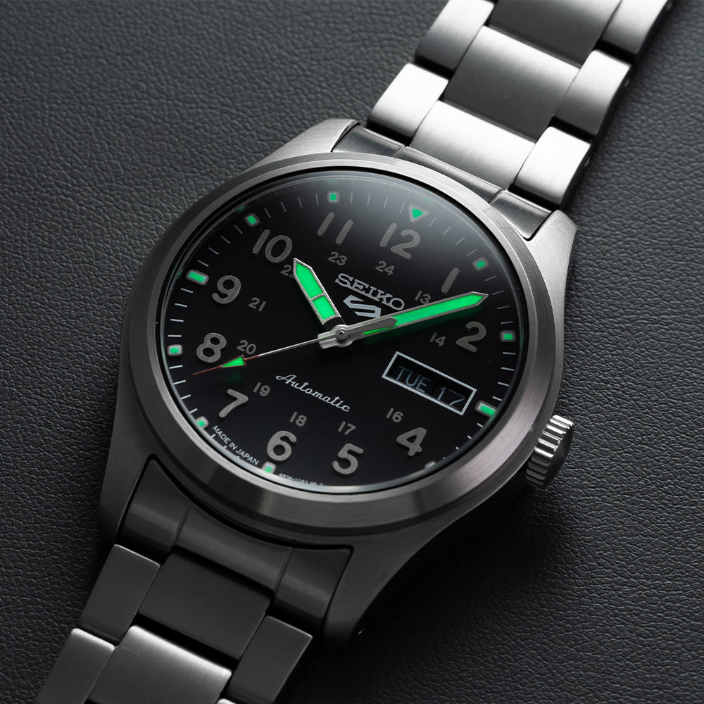 SRPG27 5 Sports Field 39.4mm - Black on Bracelet