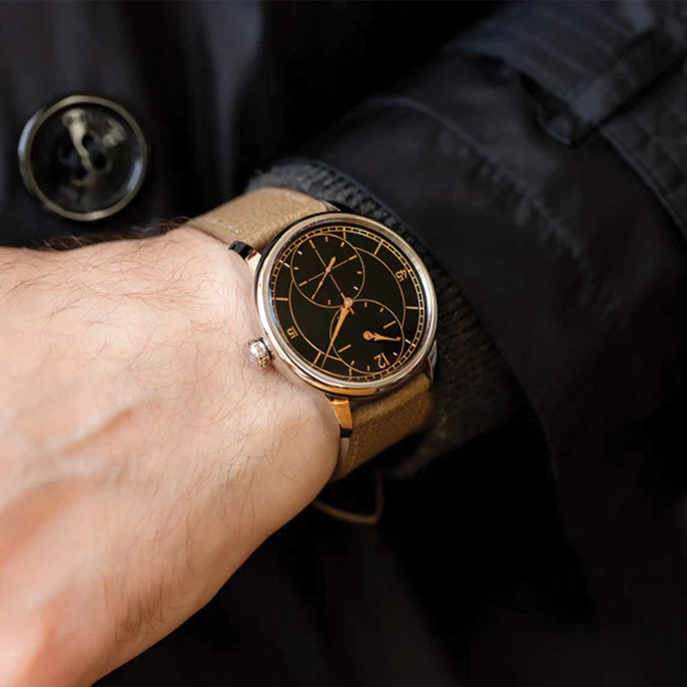 Le Régulateur Gravé Noir 39mm - Black on Leather Strap