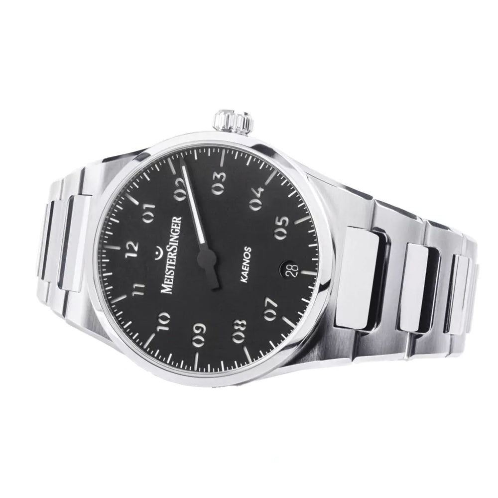 Kaenos 40mm - Black on Bracelet