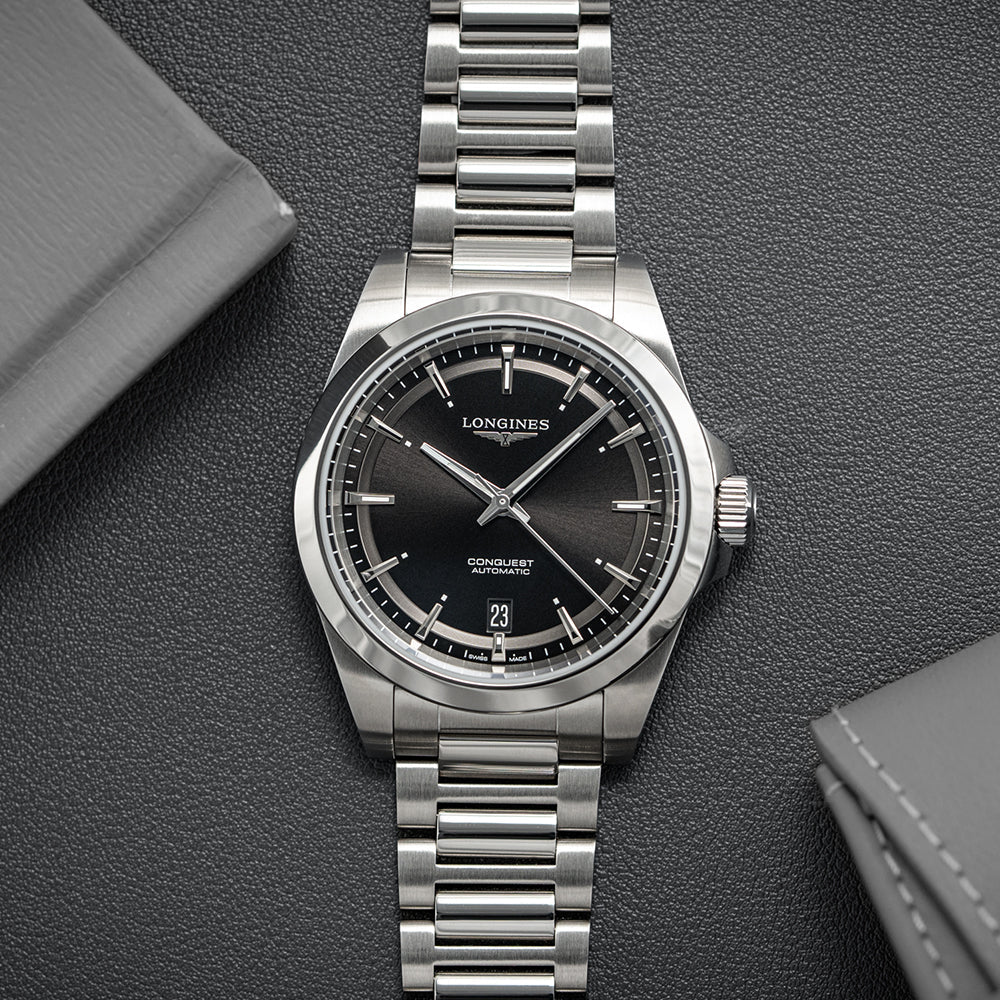 Conquest 38mm - Black on Bracelet