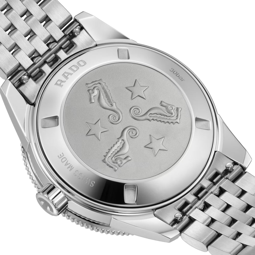 Captain Cook Automatic 39mm - Red on Bracelet w/ Two Extra Straps