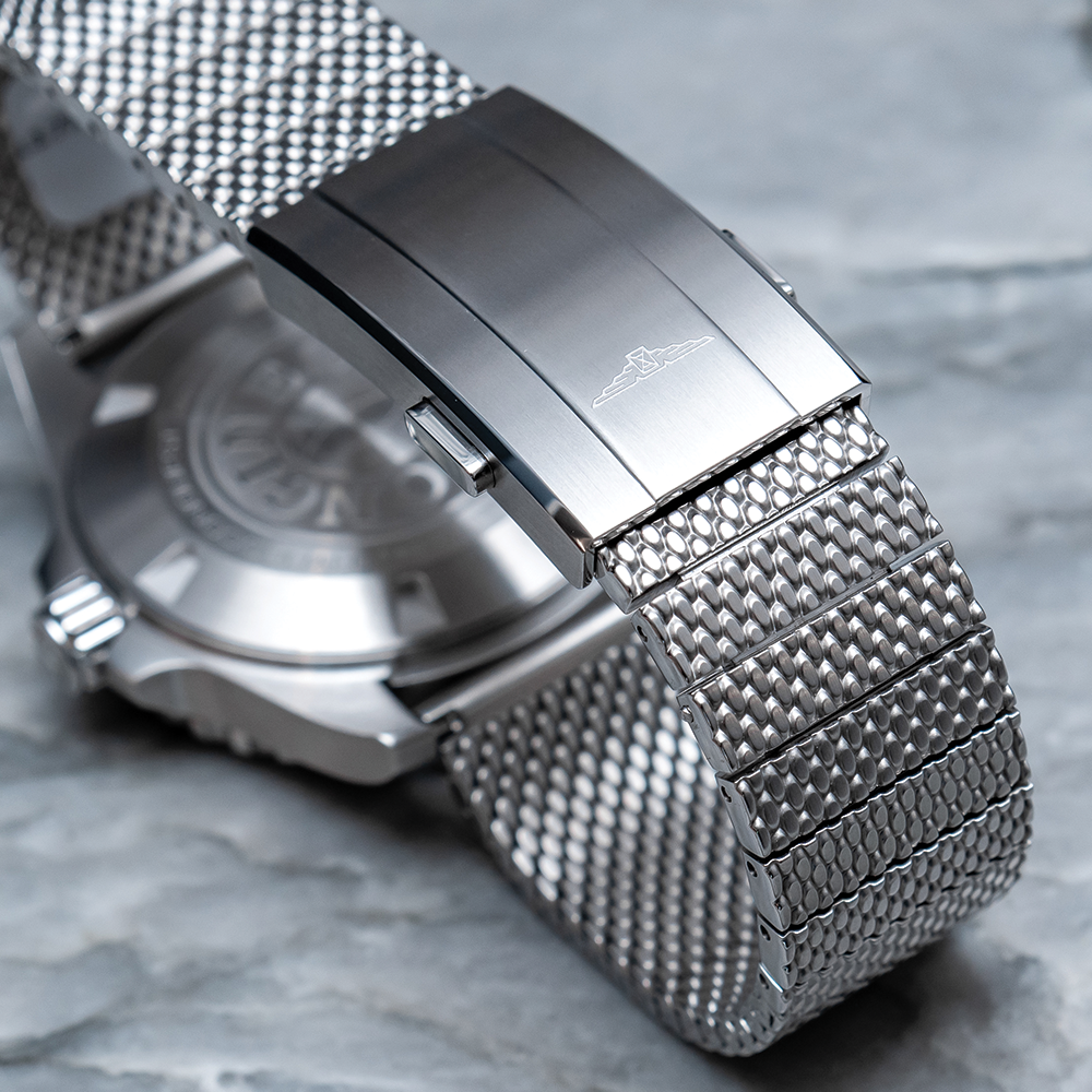 HydroConquest 39mm - Black on Mesh Bracelet