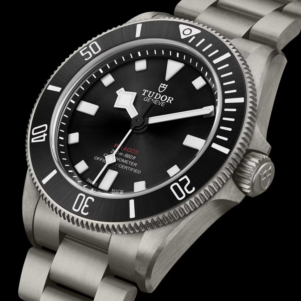 Pelagos TItanium 39mm - Black on Bracelet w/ Extra Rubber Strap