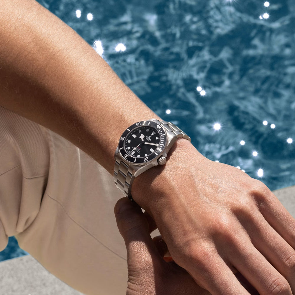 Pelagos TItanium 39mm - Black on Bracelet w/ Extra Rubber Strap